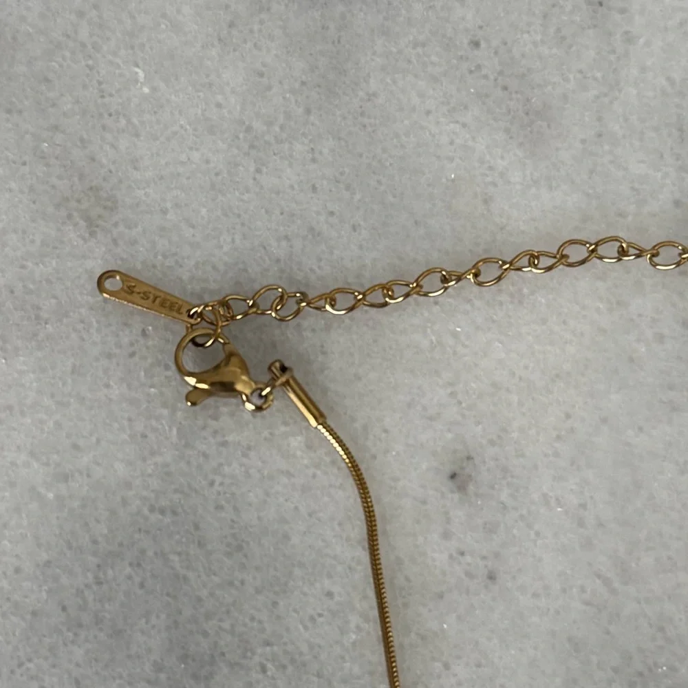 Gold Vintage Style Green Gem Necklace
Brand New
Gold Plated Stainless Steel - Picture 5 of 6